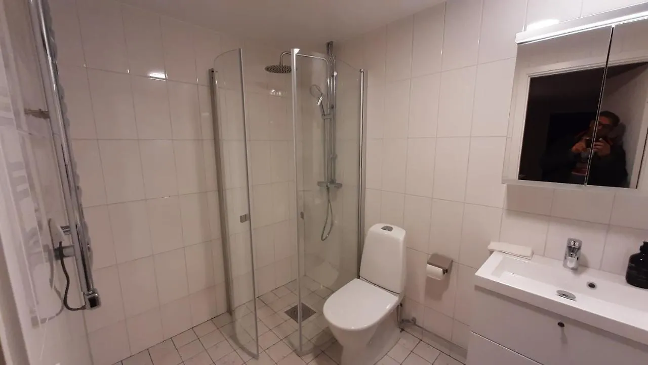 Stockholm Private Rooms In Shared Lovely, Amazing, Modern Apartment +Garden +Bbq בית אירוח