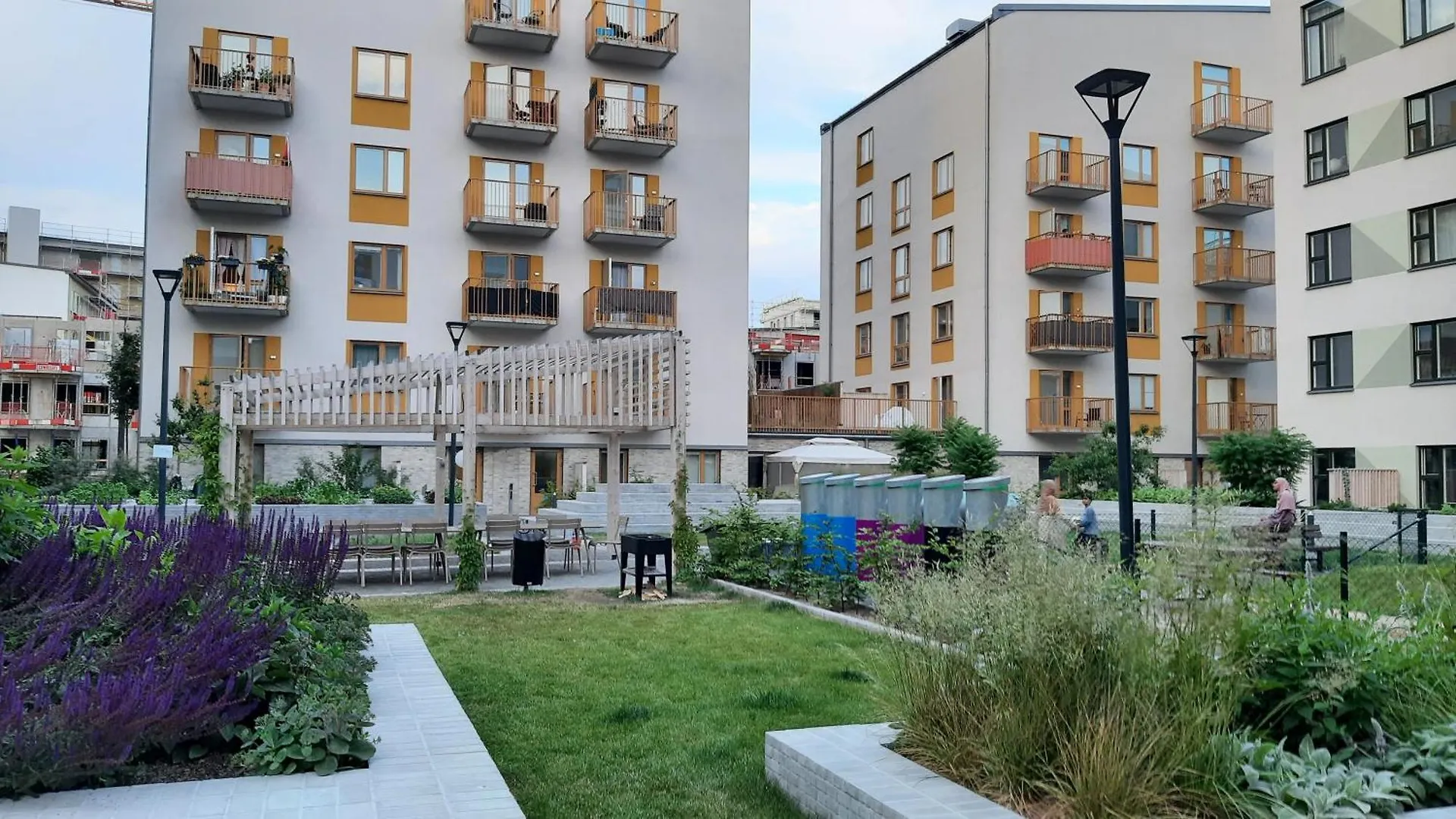 Stockholm Private Rooms In Shared Lovely, Amazing, Modern Apartment +Garden +Bbq בית אירוח