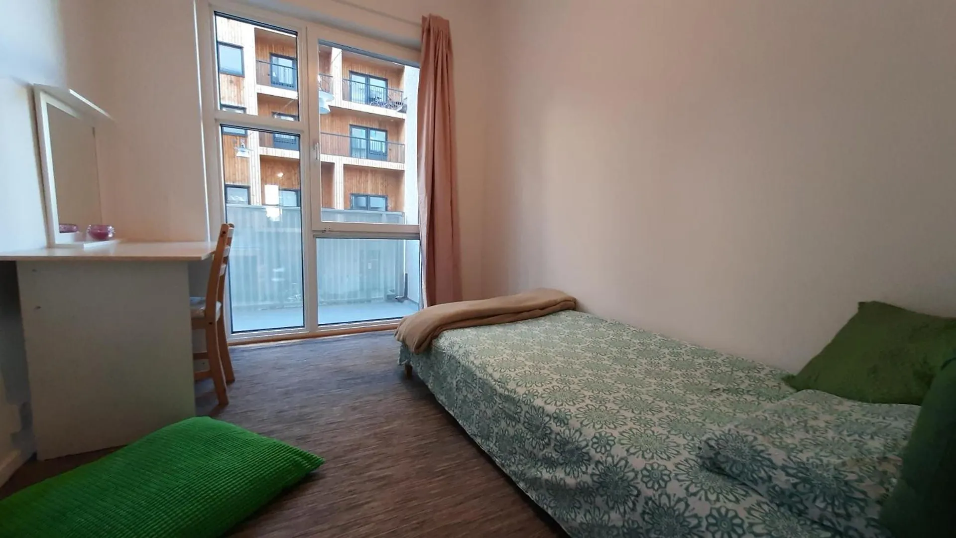 בית אירוח Stockholm Private Rooms In Shared Lovely, Amazing, Modern Apartment +Garden +Bbq שבדיה